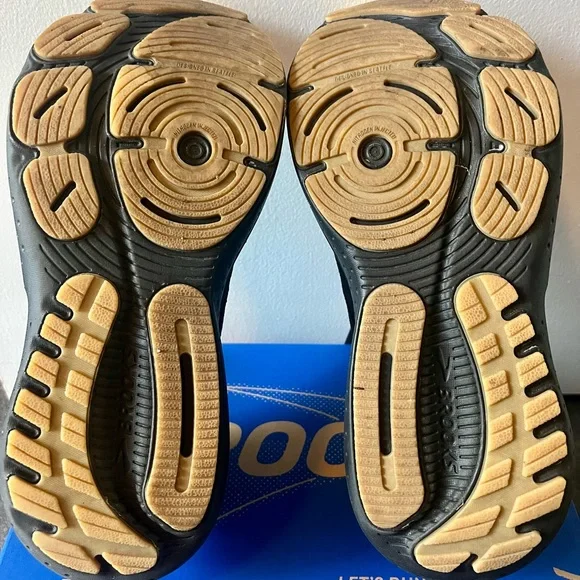 Brooks women’s Black Glycerin Stealth Fit size 9 barely worn - Picture 3 of 3